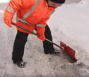 Jak vašemu zdraví prospěje "obyčejné" odhazování sněhu?