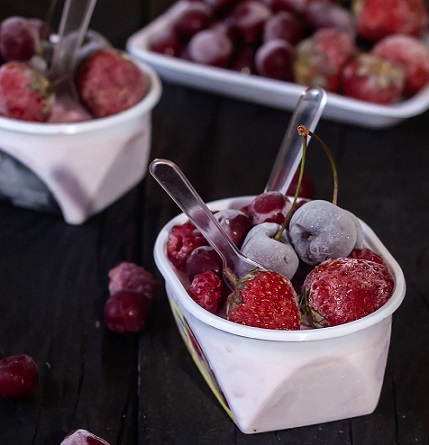 Jahody, borůvky, ostružiny a maliny mají vysoký obsah vlákniny a antioxidantů a jsou dobrým zdrojem vitamínů C a K1.